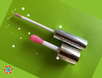 Gli applicatori di Lip Comfort Oil di Clarins e di Clinique Pop Plush Creamy Lip Gloss